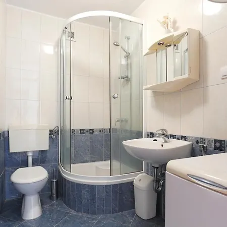Apartment Apartments By The Sea Brela, Makarska - 6006