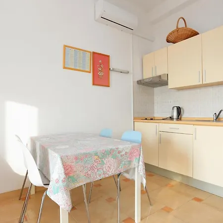 Apartment Apartments By The Sea Brela, Makarska - 6006 *