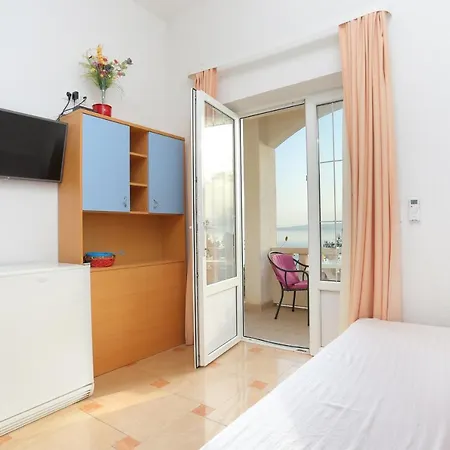 Apartment Apartments By The Sea Brela, Makarska - 6006 Brela
